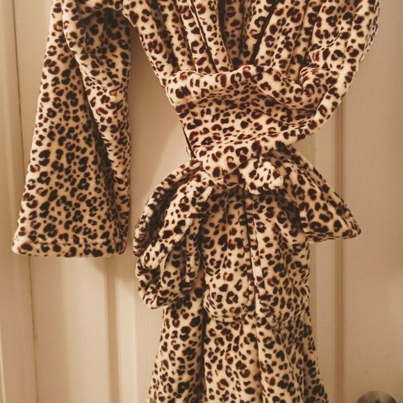 NWT Victoria's Secret Plush Cozy Robe, Shawl Collar, Tie Waist, Pockets - Picture 13 of 16